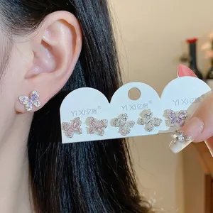 Elegantes Schmetterlings-Zirkon-Ohrstecker-Set, getragen von einem Modell im Luxusstil