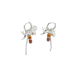 Boucles d'oreilles créoles argentées avec breloque hirondelle, perle et perles colorées.