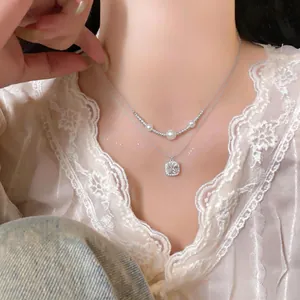 Elegante collana a doppio strato con perle bianche e ciondolo in zircone quadrato