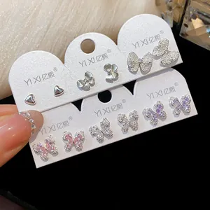Detailansicht der eleganten Schmetterlings- und Herz-Zirkonia-Ohrstecker auf Displaykarten