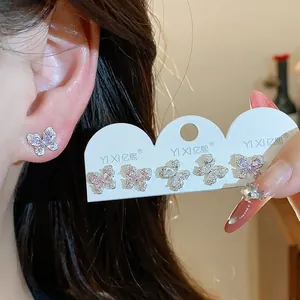 Nahaufnahme eines eleganten Zirkon-Schmetterling-Ohrstecker-Sets mit glänzenden Steinen