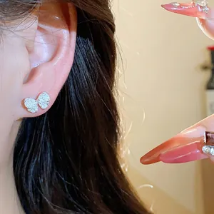 Detailansicht eines eleganten Schmetterling-Ohrsteckers mit Zirkonia und Perlen