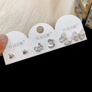 Nahaufnahme von eleganten Schmetterling und Herz Zirkon Ohrsteckern auf Displaykarte