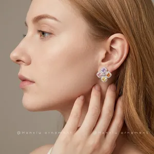 Boucles d'oreilles fleur en zircon avec cristaux colorés et aiguille en argent de luxe