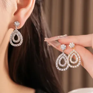 Elegante Ohrringe in Tropfenform mit 18 Karat Vergoldung und funkelnden Zirkonia-Steinen
