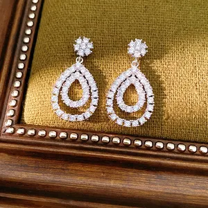 Elegante mit 18 Karat vergoldete Tropfenohrringe mit schimmernden Zirkonia-Steinen