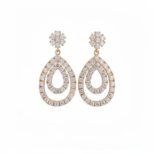 Elegante 18 Karat vergoldete Tropfenohrringe mit Zirkonia-Besatz auf weißem Hintergrund