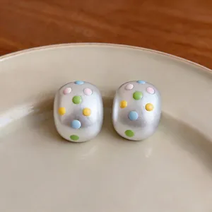 Pendientes de botón ovalados minimalistas plateados mate con alegres lunares de esmalte