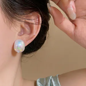 Pendientes de botón ovalados blancos mate con puntos pastel de colores, en plata