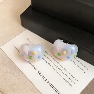 Elegantes pendientes de botón ovales blanco mate con lunares de colores para mujer