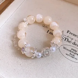 Bracciale romantico francese con perline marmorizzate crema e un accento di cristallo viola