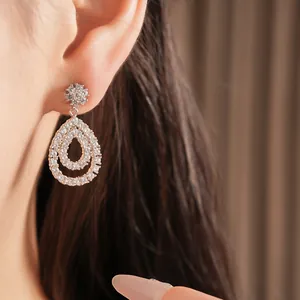 Nahaufnahme eleganter Doppel-Wassertropfen-Ohrringe mit Zirkonia-Steinen