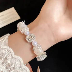 Primo piano di un elegante bracciale di perline in stile francese con cristallo.