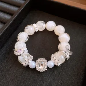 Dettaglio di un braccialetto di perle in stile vintage francese con perle marmorizzate