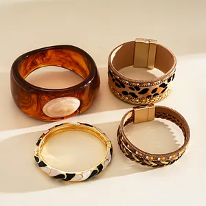 Vue détaillée de l'ensemble de bracelets rétro en cuir léopard et jonc en résine