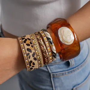Vue détaillée d'un ensemble de bracelets vintage imprimé léopard et jonc en résine ambrée