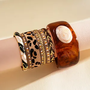 Vue détaillée du bracelet en cuir léopard et de l'ensemble de bracelets en résine