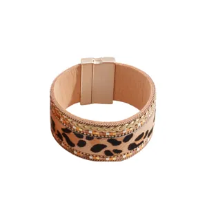 Bracelet magnétique rétro en cuir imprimé léopard avec détails tressés et fermoir