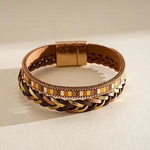 Vue détaillée d'un bracelet en cuir tressé vintage multicouche avec fermoir magnétique