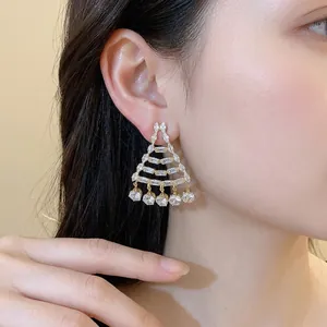 Primo piano di orecchini geometrici in argento placcato oro 18k con zirconi