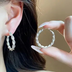 Orecchini a Cerchio Rotondi Torsione Minimalisti Con Perno in Argento Sterling 925 Colore Argento Gioielli Geometrici in Metallo