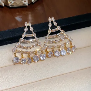 Eleganti orecchini a lobo triangolari placcati oro 18k con zirconi scintillanti
