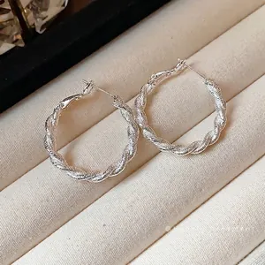 Eleganti orecchini a cerchio intrecciati argento con finitura glitterata