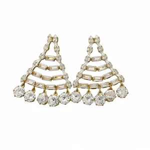 Eleganti orecchini geometrici placcati in oro 18 carati con scintillanti zirconi