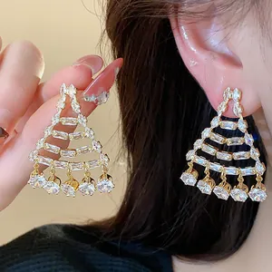 Eleganti orecchini geometrici placcati in oro 18 carati con zirconi scintillanti.