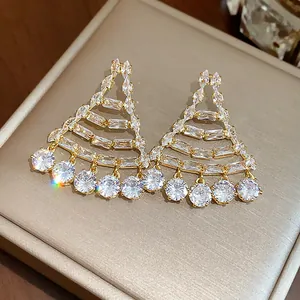 Macro di orecchini placcati in oro 18k con zirconi scintillanti e design a ventaglio elegante
