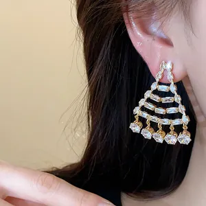 Primo piano dettagliato di eleganti orecchini pendenti in zircone placcati in oro