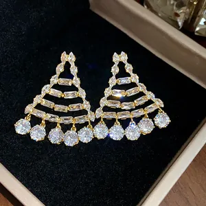 Primo piano di orecchini a perno geometrici placcati oro 18 carati con zirconi brillanti