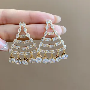 Dettaglio squisito di orecchini geometrici placcati oro 18k con zirconi scintillanti