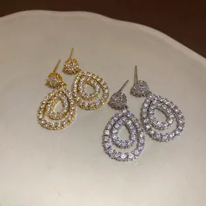 Eleganti orecchini a goccia placcati in oro 18 carati e argento con zirconi brillanti