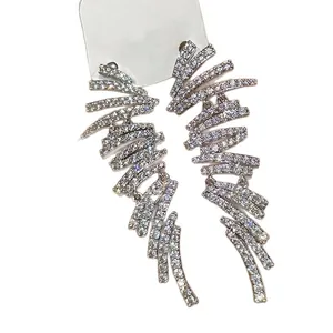 Eleganti orecchini pendenti a nappa lunga color argento con pietre di zirconia cubica