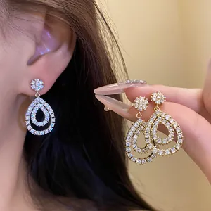 Eleganti orecchini pendenti a goccia placcati in oro 18K con brillanti zirconi bianchi