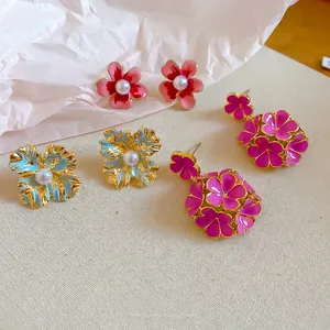 Orecchini a fiore artistici in smalto stile retrò francese con accenti di perle colorate