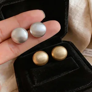 Orecchini tondi minimalisti placcati oro 18k spazzolato con ago in argento S925