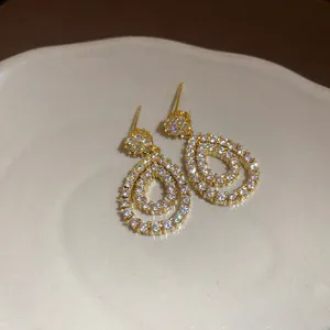 Eleganti orecchini a doppia goccia placcati in oro 18K con pavé di zirconi cubici lucidi