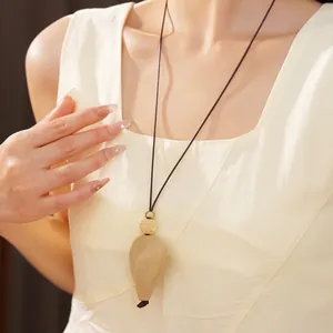 Long collier de style ethnique avec pendentif en forme de larme et cordon en cuir