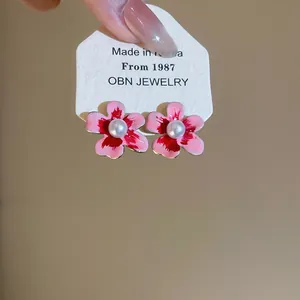 Dettaglio di orecchini a fiore rosa vintage stile pittura a olio con perle