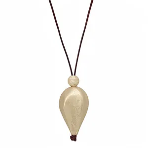 Collier sautoir minimaliste avec pendentif goutte dorée mate et cordon en cuir brun