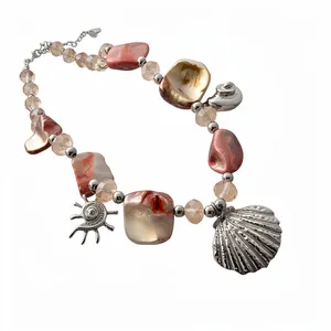 Böhmische Perlenkette mit Muschelanhängern, ideal für den Urlaub am Strand.