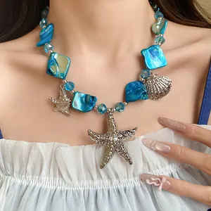 Detail einer Halskette im Meeres-Stil mit blauen Glasperlen und Seestern-Anhänger.