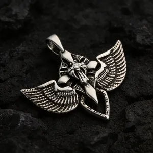 Colgante de espada gótica de acero inoxidable con alas sobre textura de roca volcánica.