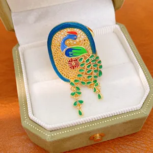 Dettaglio dell'anello a forma di pavone placcato in oro 18K stile vintage