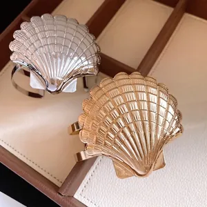 Elegante brazalete abierto de metal con forma de concha y acabado vintage