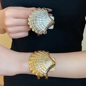 Brazalete abierto de metal con diseño de concha vintage en oro y plata