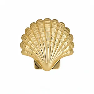 Elegante brazalete abierto de metal dorado con un sofisticado motivo de concha