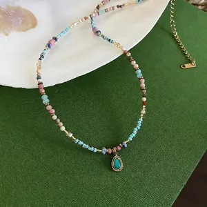 Bunte Perlenhalskette im Boho-Stil mit türkisem Wassertropfen-Anhänger für Damen